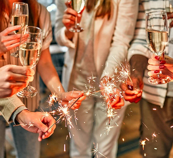 Invités debout autour de tables hautes lors d'une soirée d'entreprise